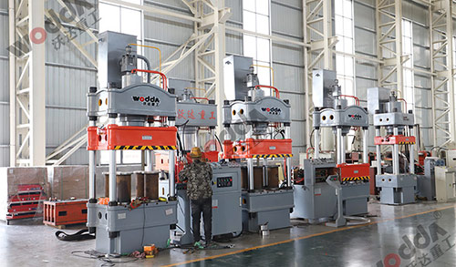 三梁四柱液壓機(jī)性能結(jié)構(gòu)介紹 三梁四柱液壓機(jī)性能結(jié)構(gòu)介紹