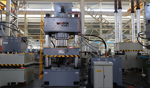 三梁四柱液壓機(jī)性能結(jié)構(gòu)介紹 三梁四柱液壓機(jī)性能結(jié)構(gòu)介紹