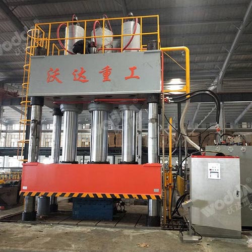 2000噸SMC汽車(chē)導(dǎo)流罩成型液壓機(jī)