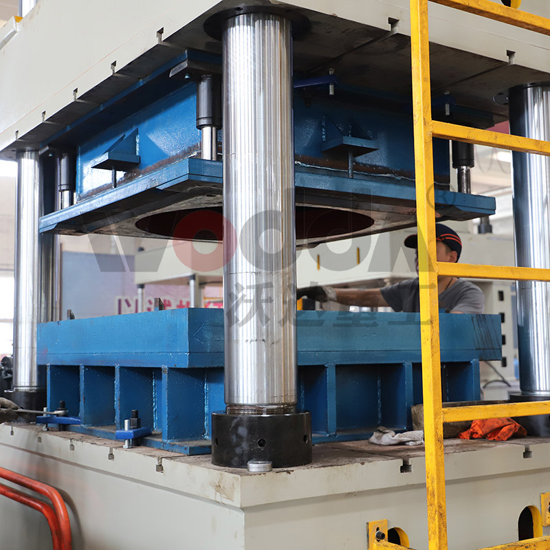 500噸不銹鋼水箱板液壓機(jī) 500噸不銹鋼水箱板液壓機(jī)