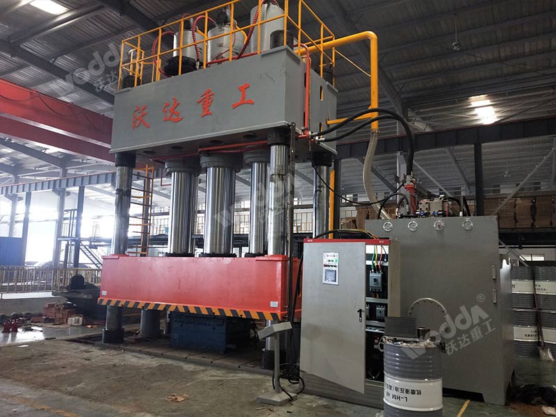 2000噸SMC汽車(chē)導(dǎo)流罩成型液壓機(jī) 2000噸SMC汽車(chē)導(dǎo)流罩成型液壓機(jī)