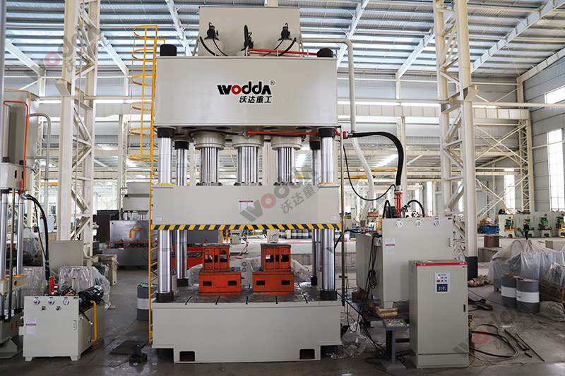 1500噸復(fù)合材料液壓機(jī) 1500噸復(fù)合材料液壓機(jī)