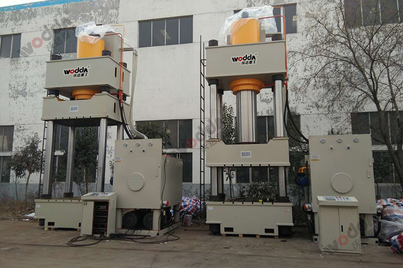 1000噸三梁四柱液壓機(jī) 1000噸三梁四柱液壓機(jī)