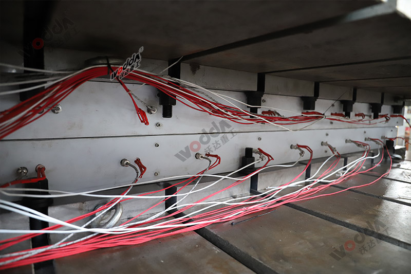 石墨烯導(dǎo)熱膜生產(chǎn)設(shè)備_1000噸液壓機_大型四柱液壓機 石墨烯導(dǎo)熱膜生產(chǎn)設(shè)備_1000噸液壓機_大型四柱液壓機