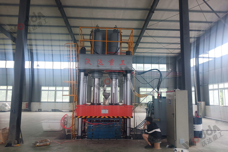 630噸塑料托盤液壓機(jī)實(shí)景圖 630噸塑料托盤液壓機(jī)實(shí)景圖