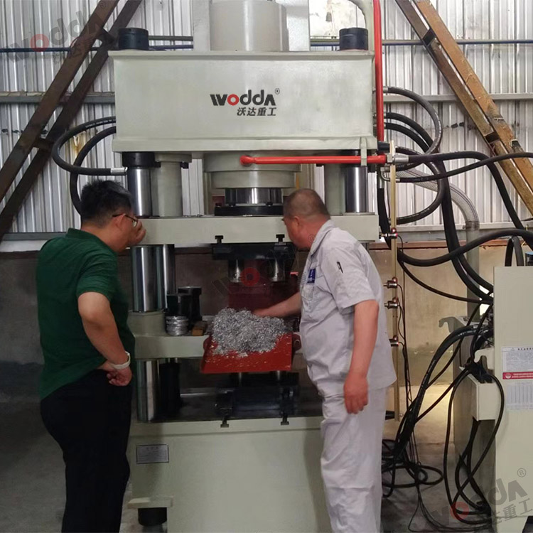 200噸壓鐵屑成型液壓機(jī).jpg 200噸壓鐵屑成型液壓機(jī).jpg