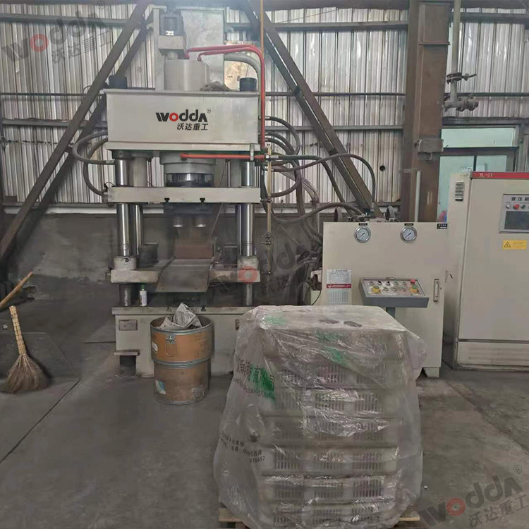 200噸壓錳粉成型液壓機(jī).jpg 200噸壓錳粉成型液壓機(jī).jpg