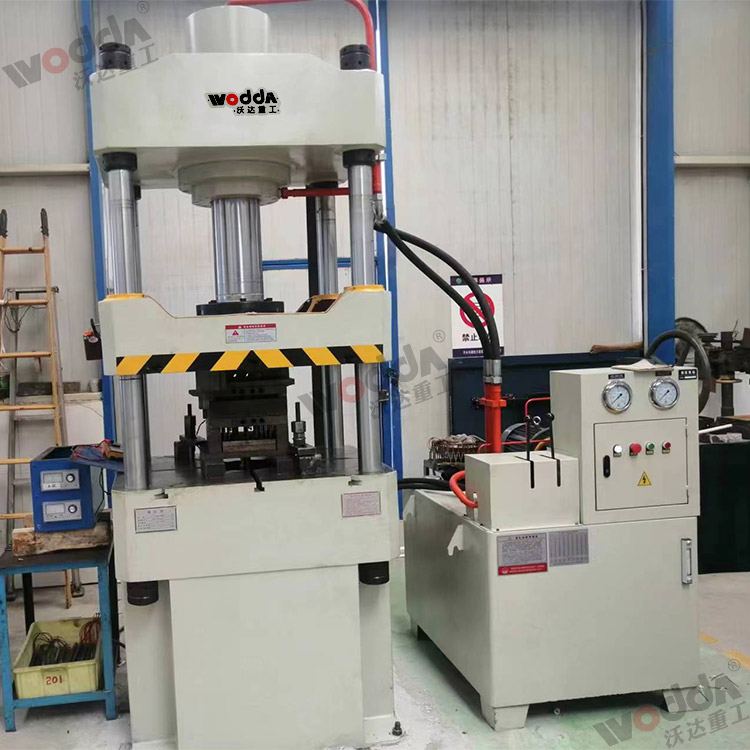 100噸壓塑料電器殼成型液壓機(jī).jpg 100噸壓塑料電器殼成型液壓機(jī).jpg