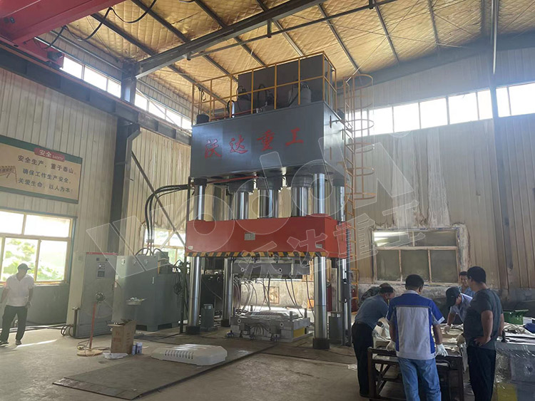 1500噸SMC汽車覆蓋件成型液壓機(jī)(圖4) 1500噸SMC汽車覆蓋件成型液壓機(jī)(圖4)