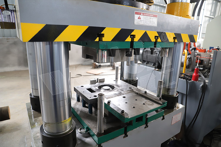 500噸錨桿托盤液壓機(jī)(工作臺(tái)) 500噸錨桿托盤液壓機(jī)(工作臺(tái))