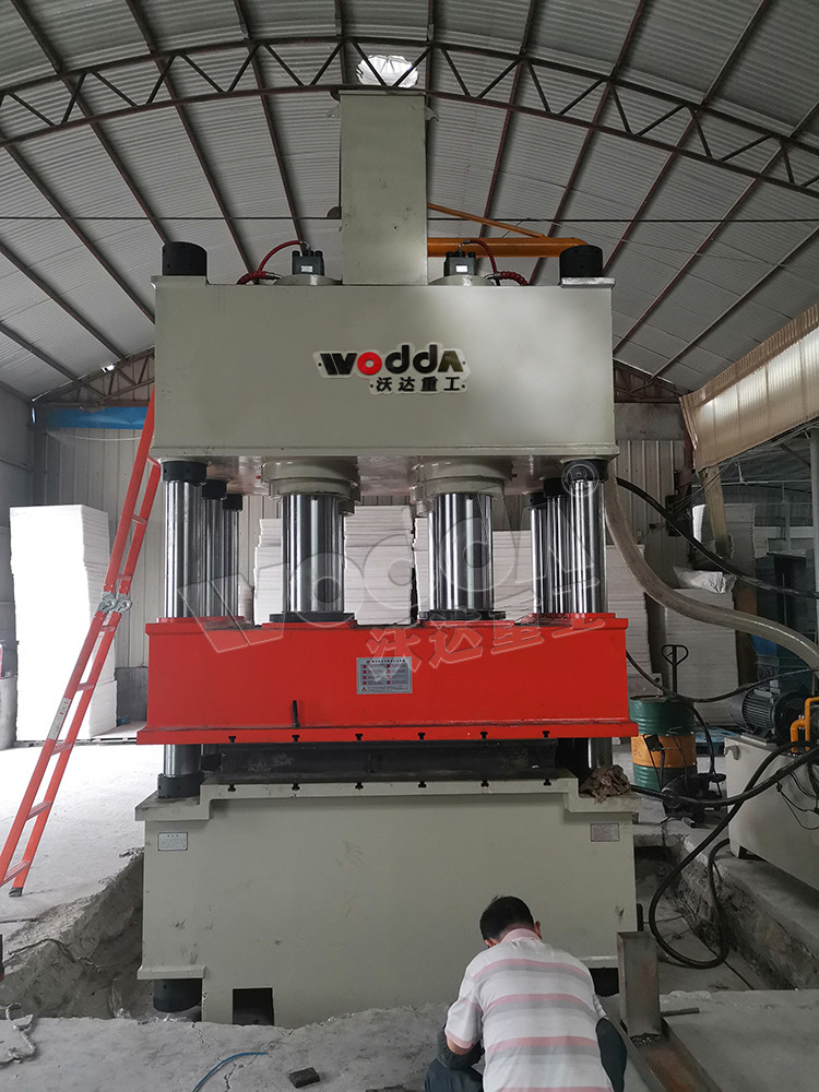 1000噸壓濾機(jī)濾板成型液壓機(jī)現(xiàn)場 1000噸壓濾機(jī)濾板成型液壓機(jī)現(xiàn)場