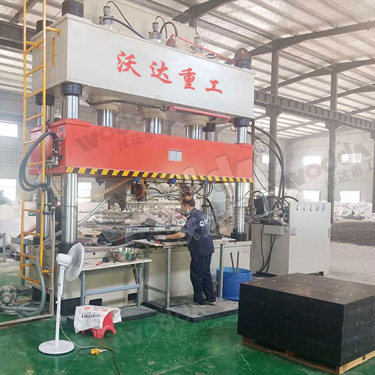 1000噸復(fù)合材料熱壓成型液壓機(jī) 1000噸復(fù)合材料熱壓成型液壓機(jī)