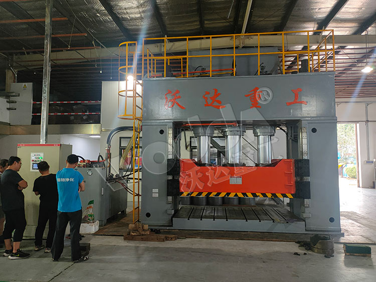 1000噸框架式薄板拉伸液壓機客戶現(xiàn)場.jpg 1000噸框架式薄板拉伸液壓機客戶現(xiàn)場.jpg