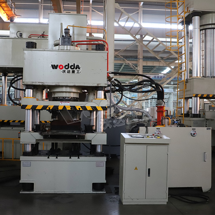 400噸牛羊舔磚液壓機(jī) 400噸牛羊舔磚液壓機(jī)