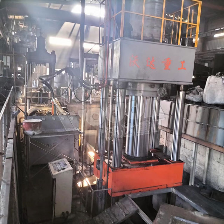 石墨坩堝液壓機(jī)客戶現(xiàn)場(chǎng) 石墨坩堝液壓機(jī)客戶現(xiàn)場(chǎng)