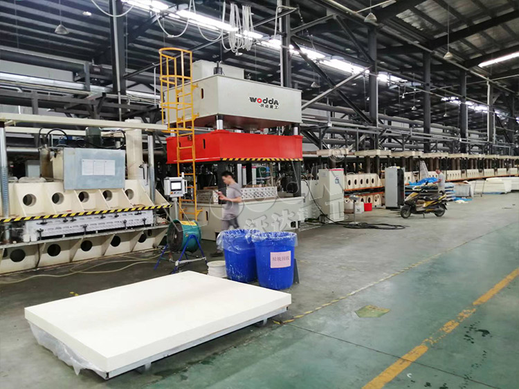 315噸四柱液壓機(jī)壓制床墊現(xiàn)場 315噸四柱液壓機(jī)壓制床墊現(xiàn)場