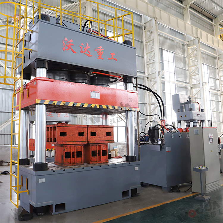 1000噸三梁四柱液壓機(jī) 1000噸三梁四柱液壓機(jī)