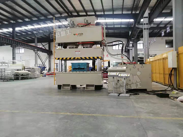 800噸汽車配件成型液壓機(jī) 800噸汽車配件成型液壓機(jī)