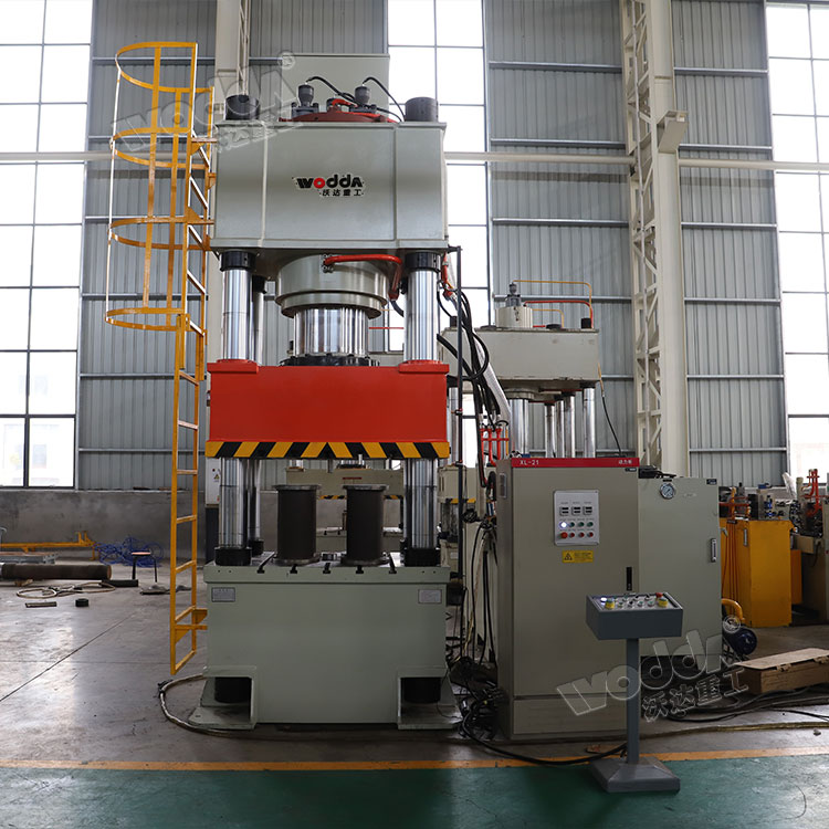 630噸四柱熱模鍛液壓機(jī) 630噸四柱熱模鍛液壓機(jī)