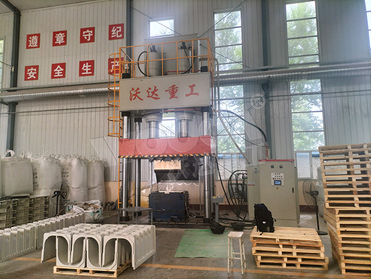 800噸U型排水溝成型液壓機(jī)客戶現(xiàn)場(chǎng) 800噸U型排水溝成型液壓機(jī)客戶現(xiàn)場(chǎng)