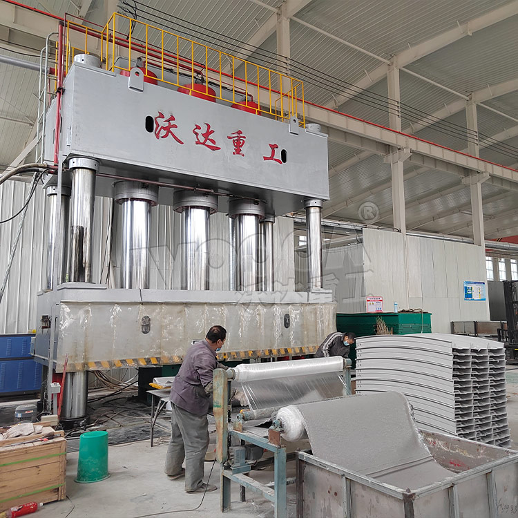 2000噸SMC玻璃鋼電纜橋架成型液壓機(jī) 2000噸SMC玻璃鋼電纜橋架成型液壓機(jī)