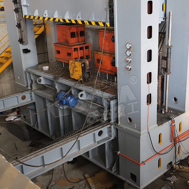 630噸框架式液壓機(jī)車間實(shí)物 630噸框架式液壓機(jī)車間實(shí)物