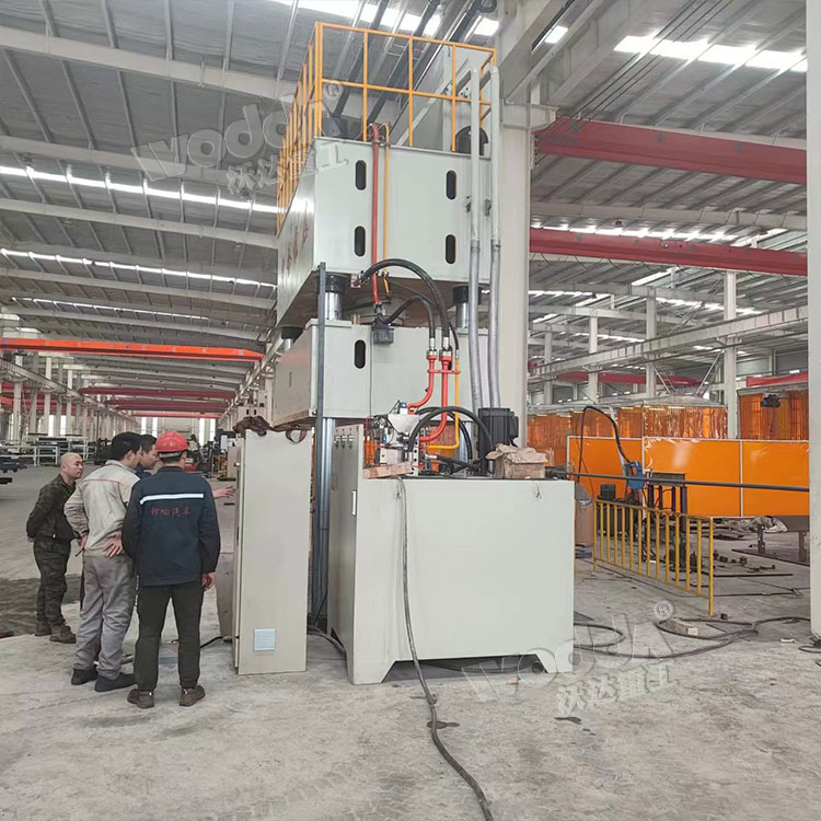 汽車配件拉伸液壓機側(cè)面 汽車配件拉伸液壓機側(cè)面