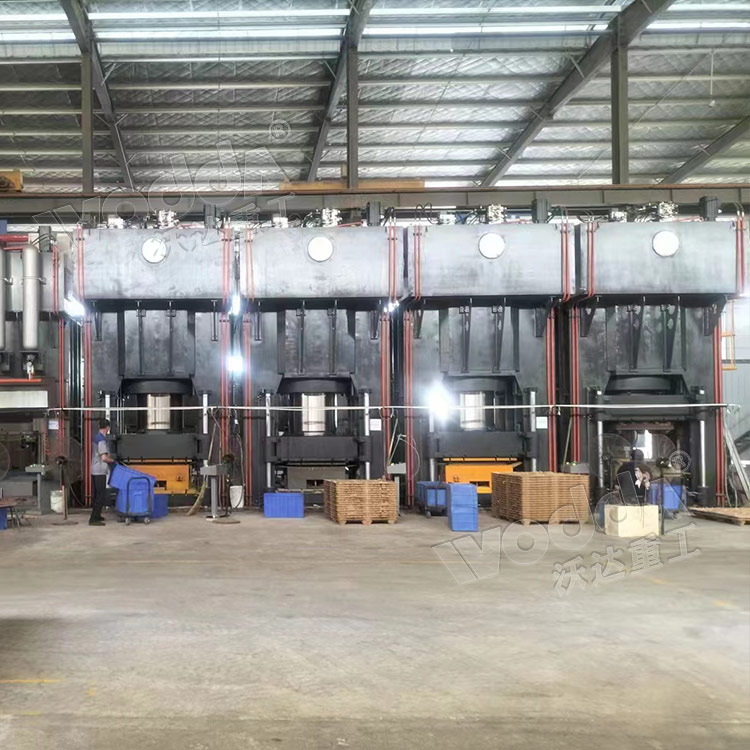 1800噸木屑托盤模壓機現場 1800噸木屑托盤模壓機現場