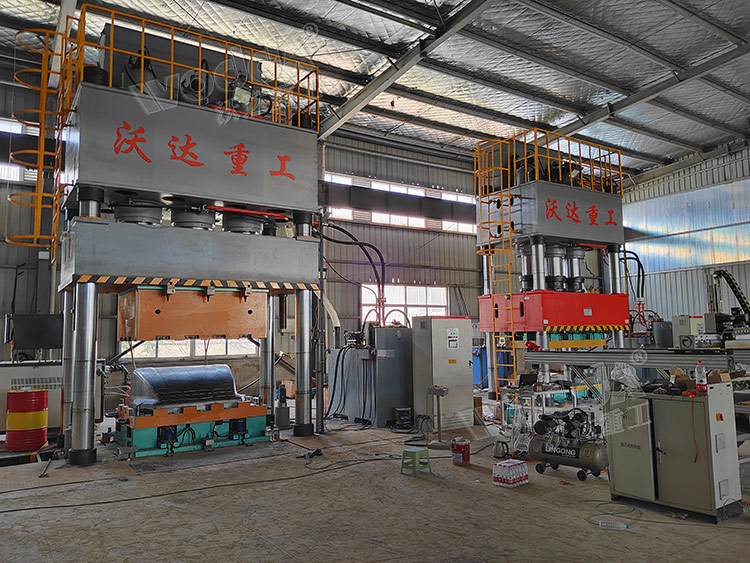 1500噸SMC汽車(chē)導(dǎo)流罩成型液壓機(jī)客戶(hù)現(xiàn)場(chǎng)