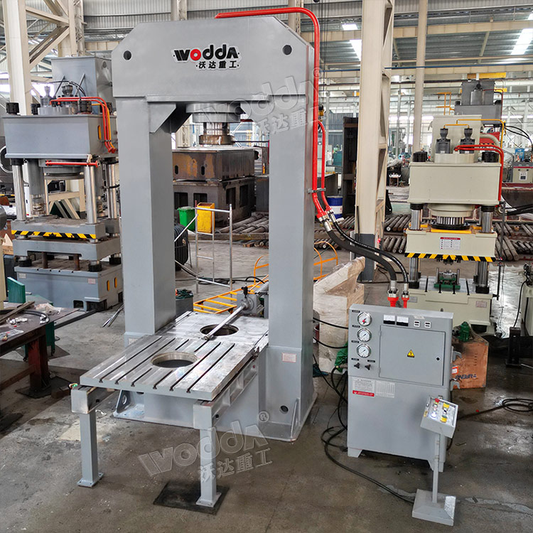 315噸龍門式液壓機車間調(diào)完成 315噸龍門式液壓機車間調(diào)完成