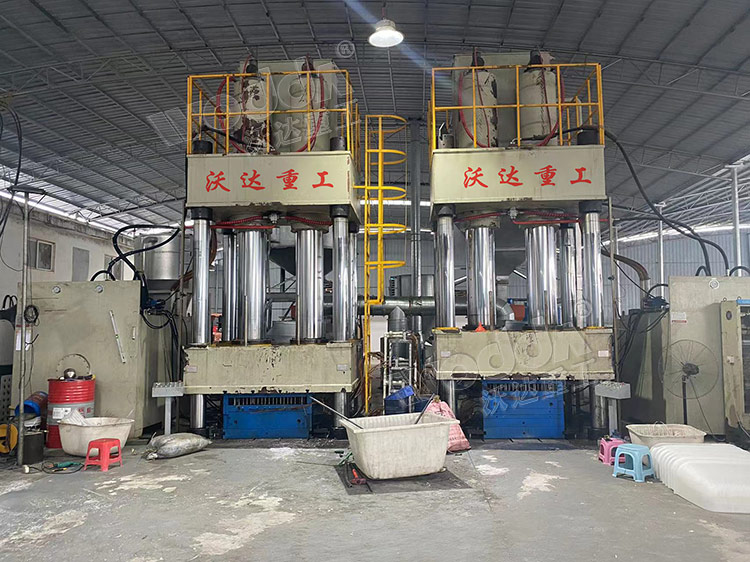 1000噸模壓建筑塑料模殼成型液壓機(jī)客戶(hù)現(xiàn)場(chǎng)