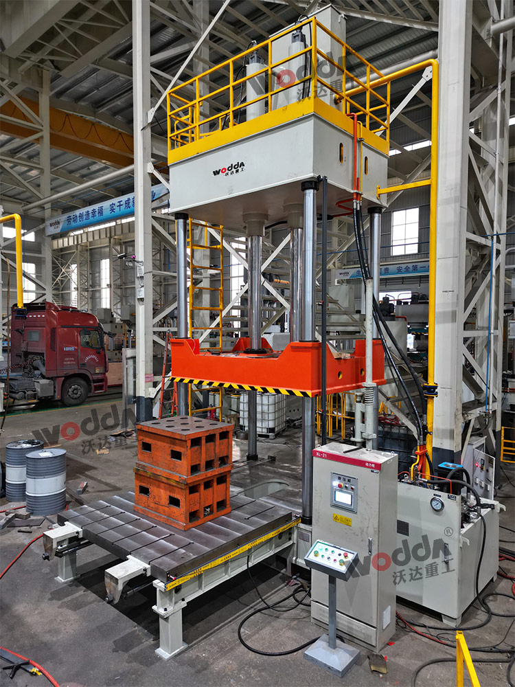 200噸四柱液壓機(jī)車(chē)間試機(jī)