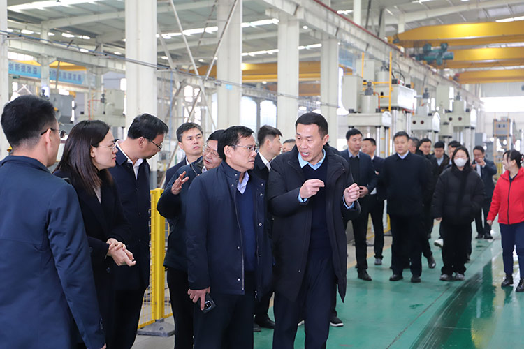 滕州市政協(xié)副主席董鴻洋聽(tīng)取沃達(dá)重工董事長(zhǎng)劉衛(wèi)東項(xiàng)目推進(jìn)情況 滕州市政協(xié)副主席董鴻洋聽(tīng)取沃達(dá)重工董事長(zhǎng)劉衛(wèi)東項(xiàng)目推進(jìn)情況