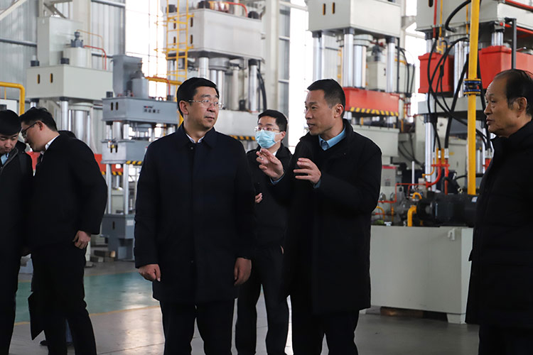 徐州市委常委、經(jīng)開(kāi)區(qū)黨工委書(shū)記張克一行觀看車(chē)間