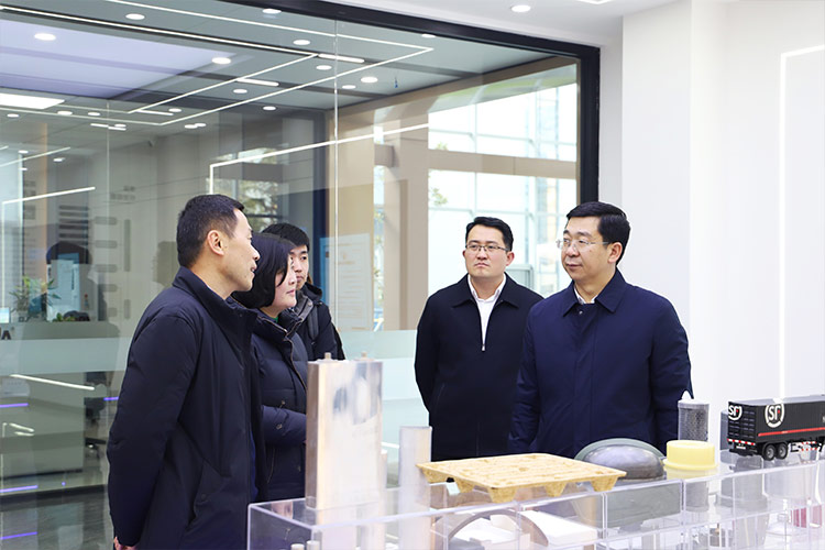 徐州市委常委、經(jīng)開(kāi)區(qū)黨工委書(shū)記張克一行蒞臨山東沃達(dá)重工調(diào)研考察