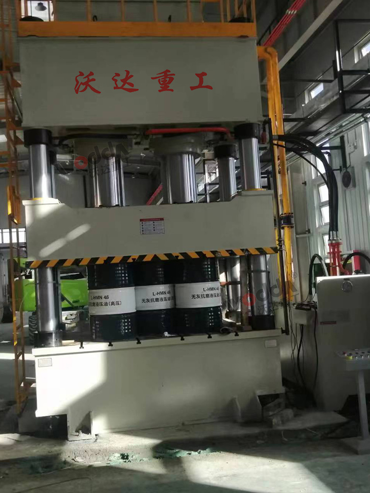 1000噸三梁四柱液壓機(jī) 1000噸三梁四柱液壓機(jī)