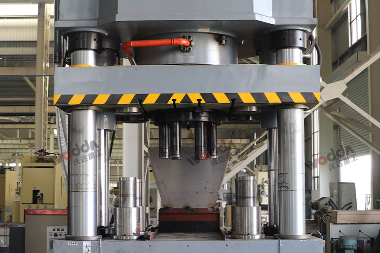 工作臺(tái)及開(kāi)模缸 工作臺(tái)及開(kāi)模缸