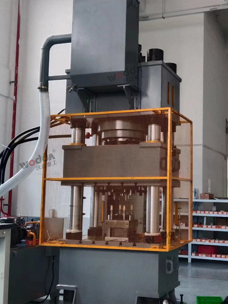 630噸四柱液壓機(jī)安裝完成 630噸四柱液壓機(jī)安裝完成