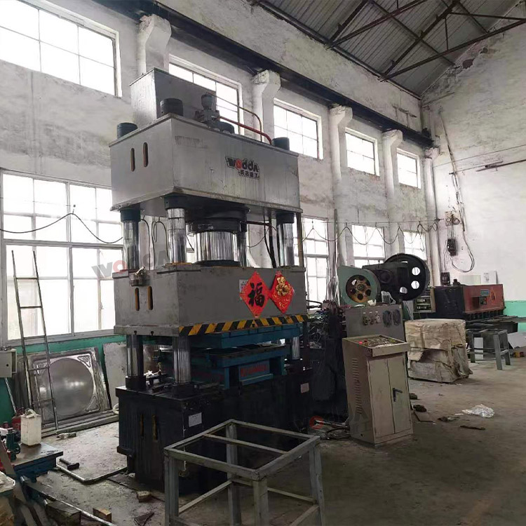 400噸三梁四柱油壓機(jī) 400噸三梁四柱油壓機(jī)