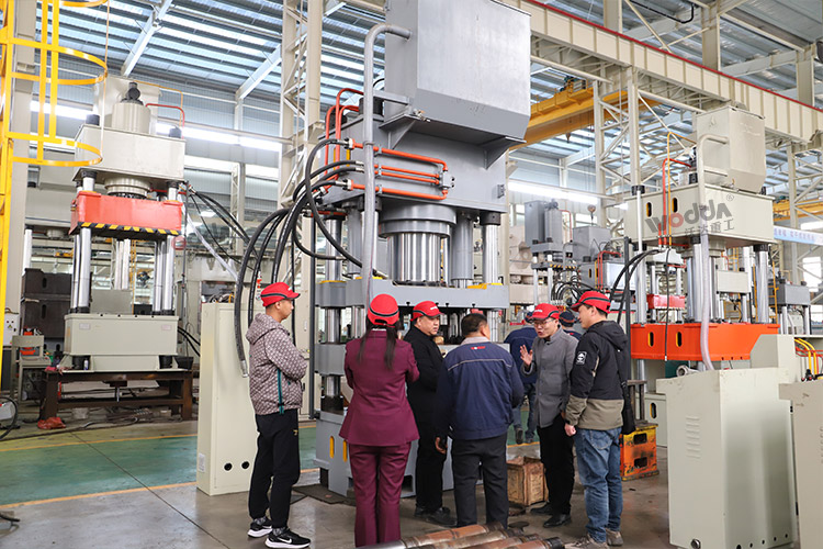 天津援疆項(xiàng)目組觀看鹽磚機(jī)試機(jī) 天津援疆項(xiàng)目組觀看鹽磚機(jī)試機(jī)