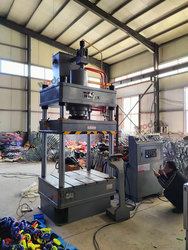 200噸三梁四柱液壓機安裝完成 200噸三梁四柱液壓機安裝完成