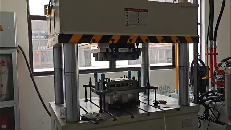 315噸四柱液壓機(jī)沖壓汽車(chē)配件 315噸四柱液壓機(jī)沖壓汽車(chē)配件