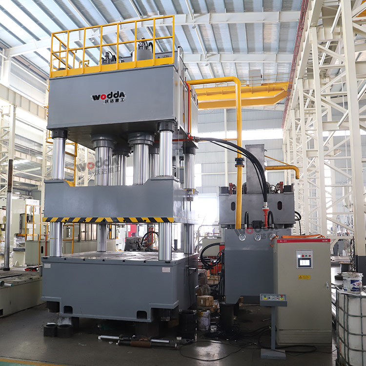 1000噸四柱液壓機(jī)車間實(shí)物圖 1000噸四柱液壓機(jī)車間實(shí)物圖