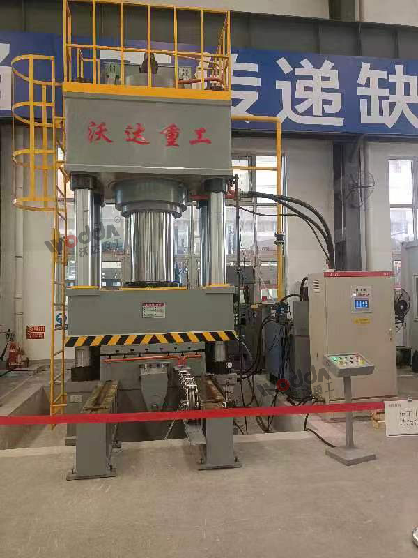 1000噸三梁四柱液壓機(jī)客戶現(xiàn)場 1000噸三梁四柱液壓機(jī)客戶現(xiàn)場