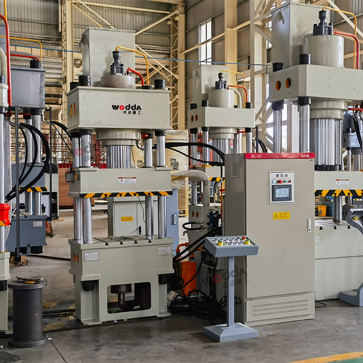 150噸三梁四柱液壓機(jī)車間實(shí)物 150噸三梁四柱液壓機(jī)車間實(shí)物