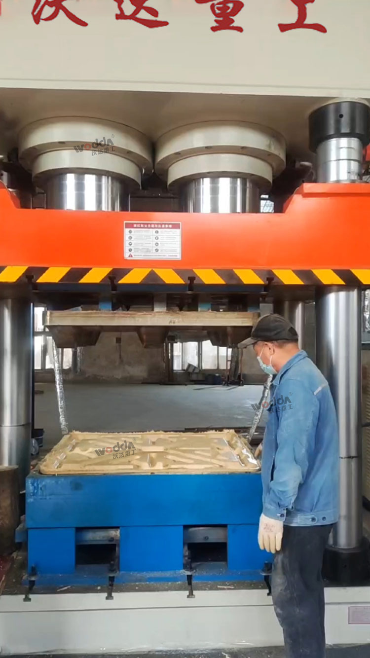 開(kāi)模取出木屑托盤(pán) 開(kāi)模取出木屑托盤(pán)