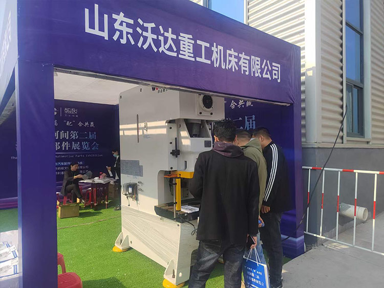 山東沃達重工機床有限公司蘇經(jīng)理為用戶介紹設(shè)備 山東沃達重工機床有限公司蘇經(jīng)理為用戶介紹設(shè)備