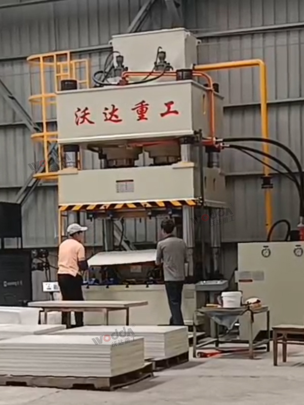 630噸復合材料成型液壓機客戶現(xiàn)場 630噸復合材料成型液壓機客戶現(xiàn)場