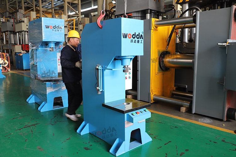 12臺單柱液壓機(jī)車間調(diào)試 12臺單柱液壓機(jī)車間調(diào)試