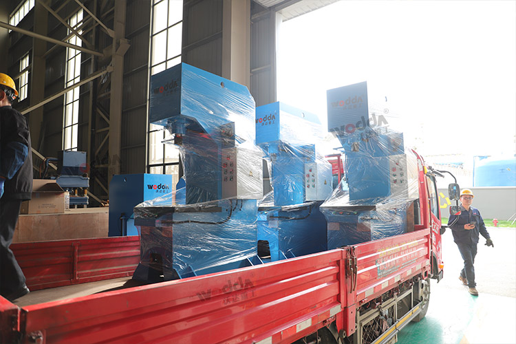 12臺單柱液壓機(jī)車間發(fā)貨 12臺單柱液壓機(jī)車間發(fā)貨